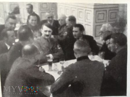 Hitler z towarzyszami z partii