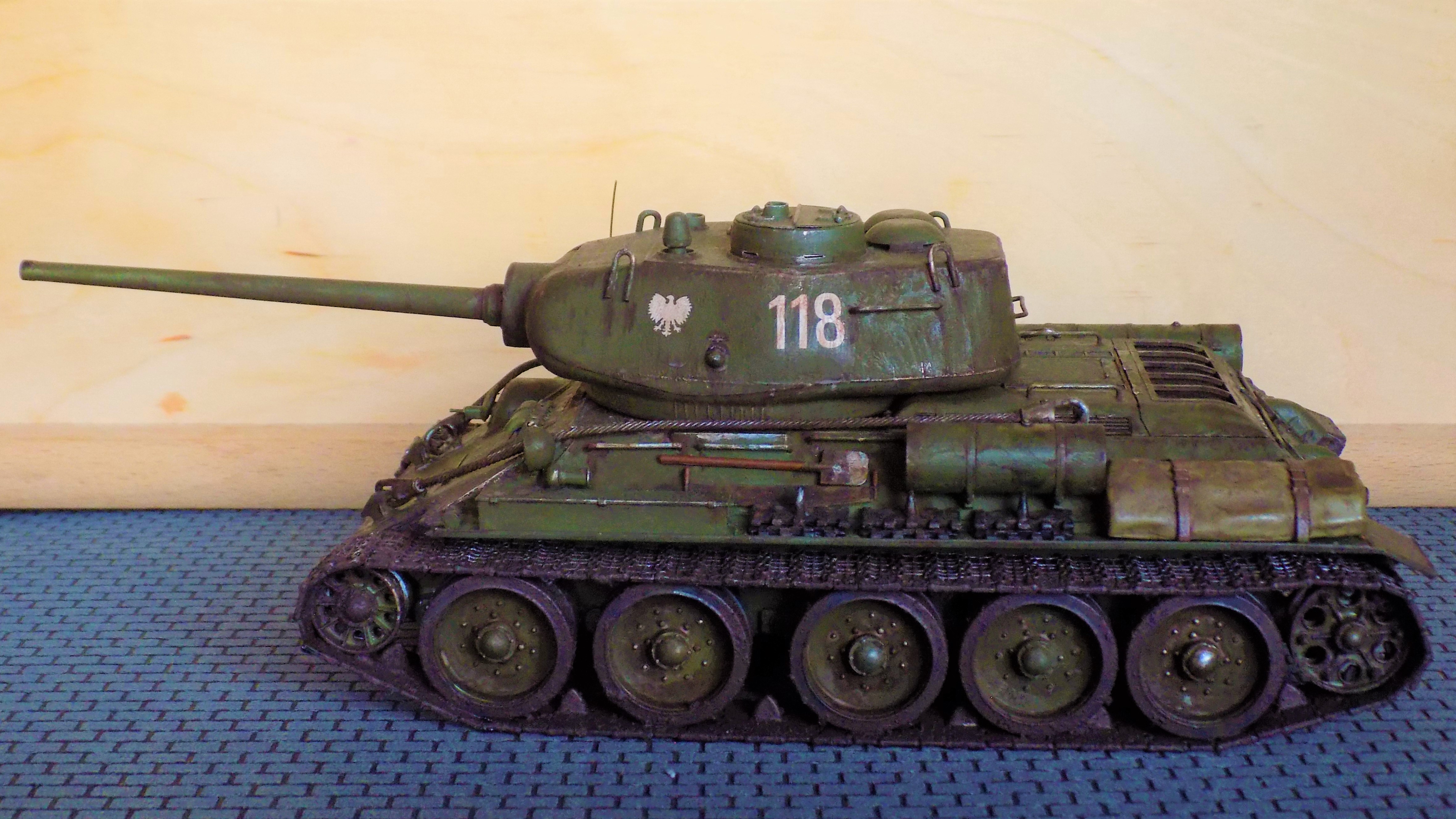 T-34-85 D5T 1944 fabr. 112 w... w Muzeum Orłosia w MyViMu.com