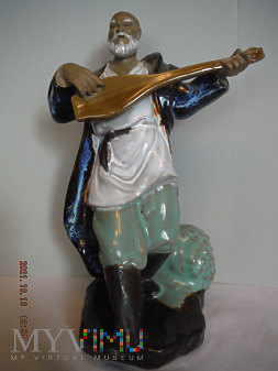 stojący chińczyk z instrumentem
