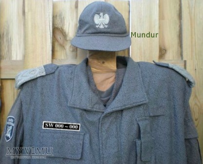 Funkcjonariusz SW w mundurze polowym z ocieplaczem