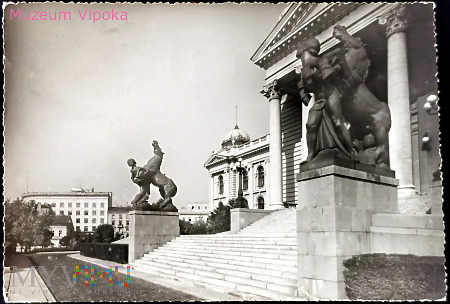 Belgrad - konie przed Parlamentem Federalnym