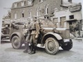niemieccy żołnierze z lekkim samochodem terenowym