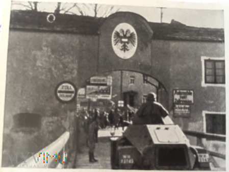 Duże zdjęcie Wejście do Schärding podczas „wyzwolenia” Austrii