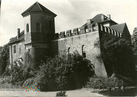 Oporów - zamek gotycki z lat 1434-49