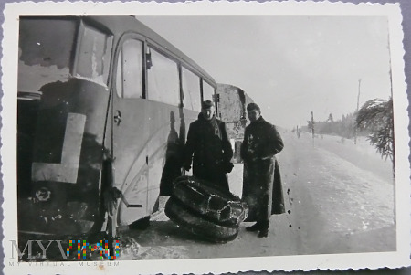 Duże zdjęcie Zdjęcie niemieckich żołnierzy przy autobusie 2