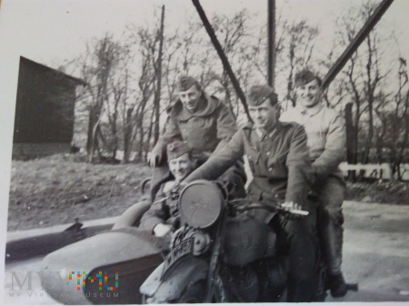 Duże zdjęcie Wehrmacht na motorze