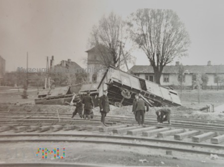 Duże zdjęcie przewrócone wagony kolejowe 1939