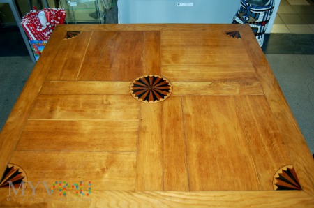 Duże zdjęcie Stół lakierowany z intarsją