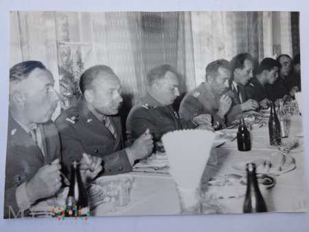 Duże zdjęcie Oficerskie spotkanie przy stole biesiadnym