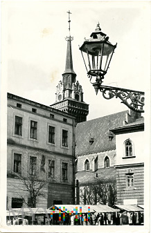 Fragment rynku w dali wieża katedry