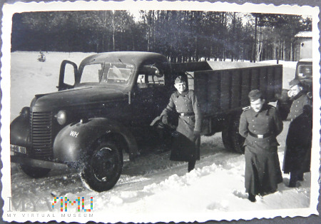 Duże zdjęcie Żołnierze wehrmachtu i ciężarówki