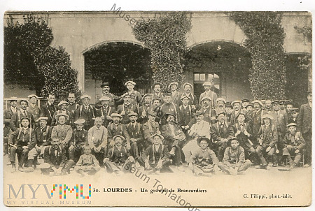 Grupowe zdjęcie wycieczkowe - Lourdes - pocz. XX w