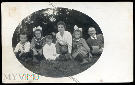 Grupowe zdjęcie rodzinne - lata 20/30-te XX w.