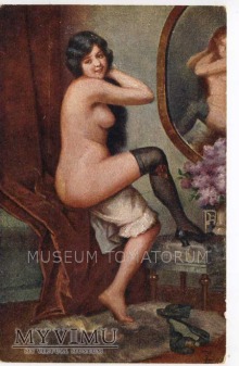 Zlamal - Kobieta czesząca włosy przed lustrem