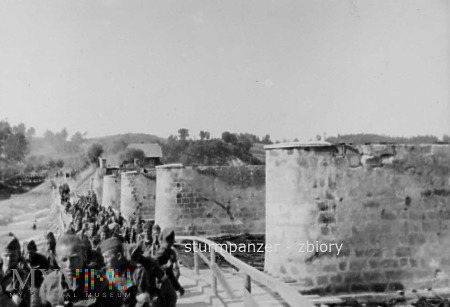 zniszczony most i kolumna żołnierzy