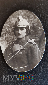Dziewczyna w mundurze i hełmie lata 20-ste XX w