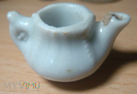 Miniaturowy porcelanowy czajniczek