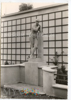 Duże zdjęcie Barentin - kobieta przy kolumnie - lata 50-te