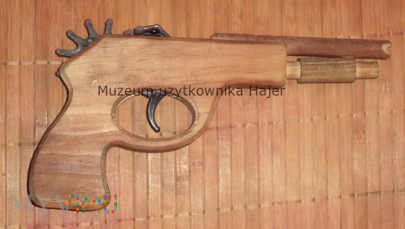 Drewniany pistolet na gumki