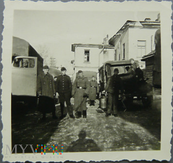 Zdjęcie niemieckich żołnierzy przy ciężarówkach