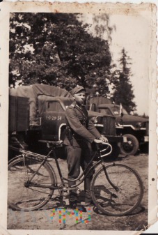 Żołnierz LWP z rowerem.