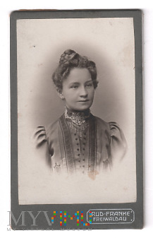 portret młodej kobiety