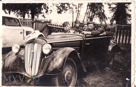Żołnierze LWP w samochodzie.