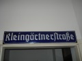 Wojenna tablica z nazwą ulicy po niemiecku