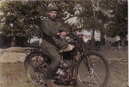 Żołnierz LWP na motocyklu.