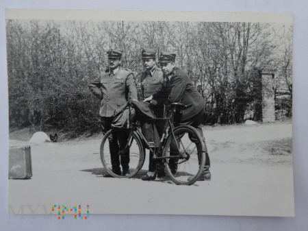 Zdjęcie żołnierzy - nas trzech a rower jeden ?