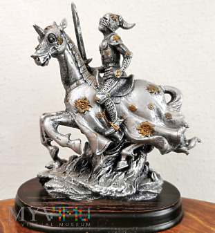 Duże zdjęcie Rycerz na koniu udającym jednorożca