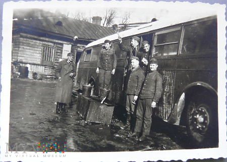 Zdjęcie niemieckich żołnierzy przy autobusie