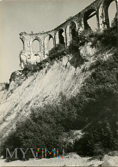 Ruiny gotyckiego kościoła z XIII-XIV w.