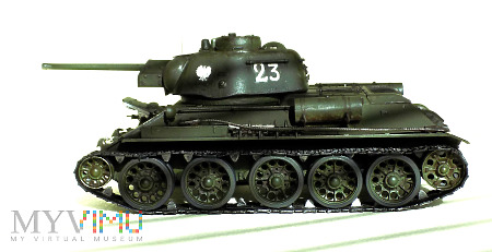 Duże zdjęcie T-34/76 UZTM z kopułką obserwacyjną dowódcy wozu.