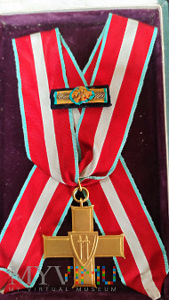 Krzyż Grunwaldu I klasy w pudle wraz z nadaniem