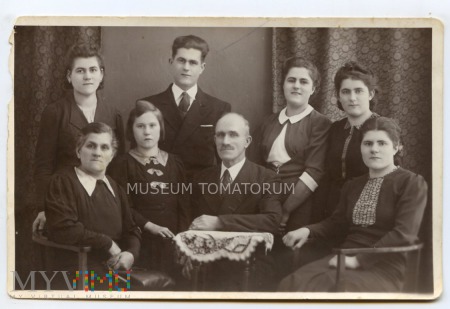 Grupowe zdjęcie rodzinne z atelier 1942