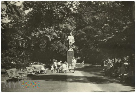 Duże zdjęcie Bytom Pomnik gen.Świerczewskiego Park