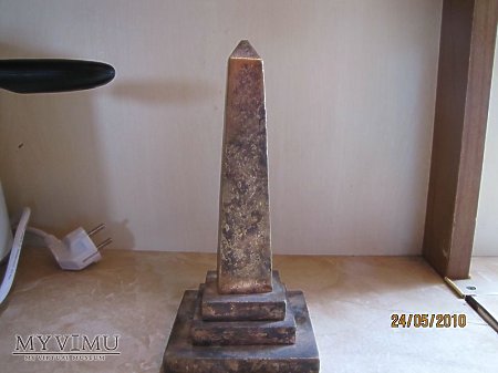 mosiezny lub brazowy obelisk