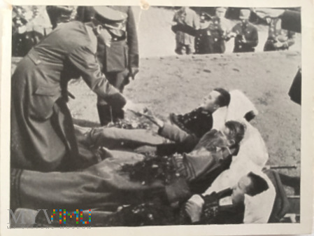 Hitler odwiedza rannych Niemców Sudeckich